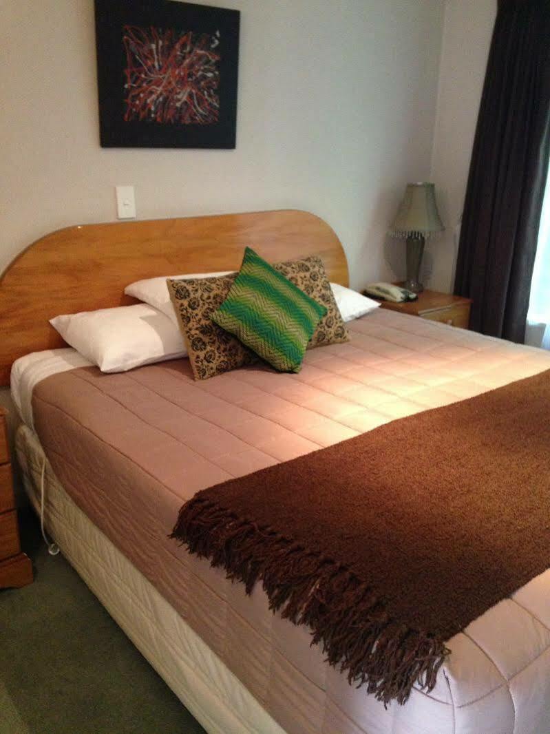 Motel Bush Court 4*