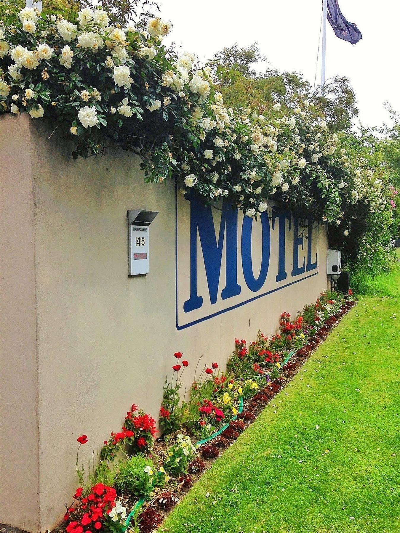 Bush Court Motel 4*